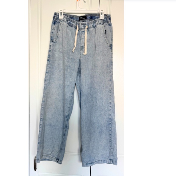 Gap High Rise Wide-Leg Pull-On Jeans (Light Wash) - Picture 4 of 5